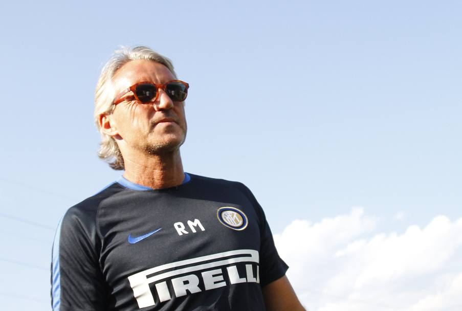 Roberto Mancini, 50 anni, allenatore dell&#39;Inter, entra in campo per guidare la sua squadra nella prima amichevole del profumo di A. LaPresse